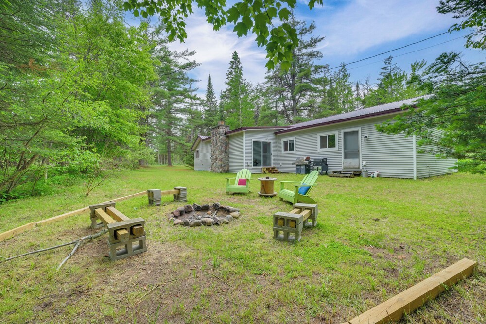 Updated Cabin w/ 2 Suites, Fire Pit & Forest Views