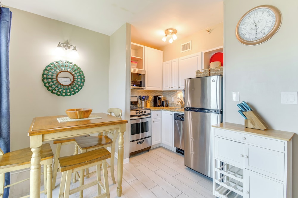 On-site Beach Access: Studio in Gulf Shores