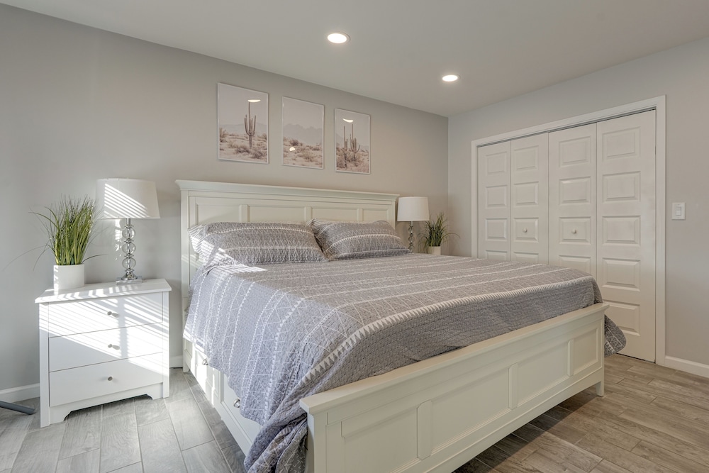 2 Mi to Old Town Scottsdale: Sleek Apartment