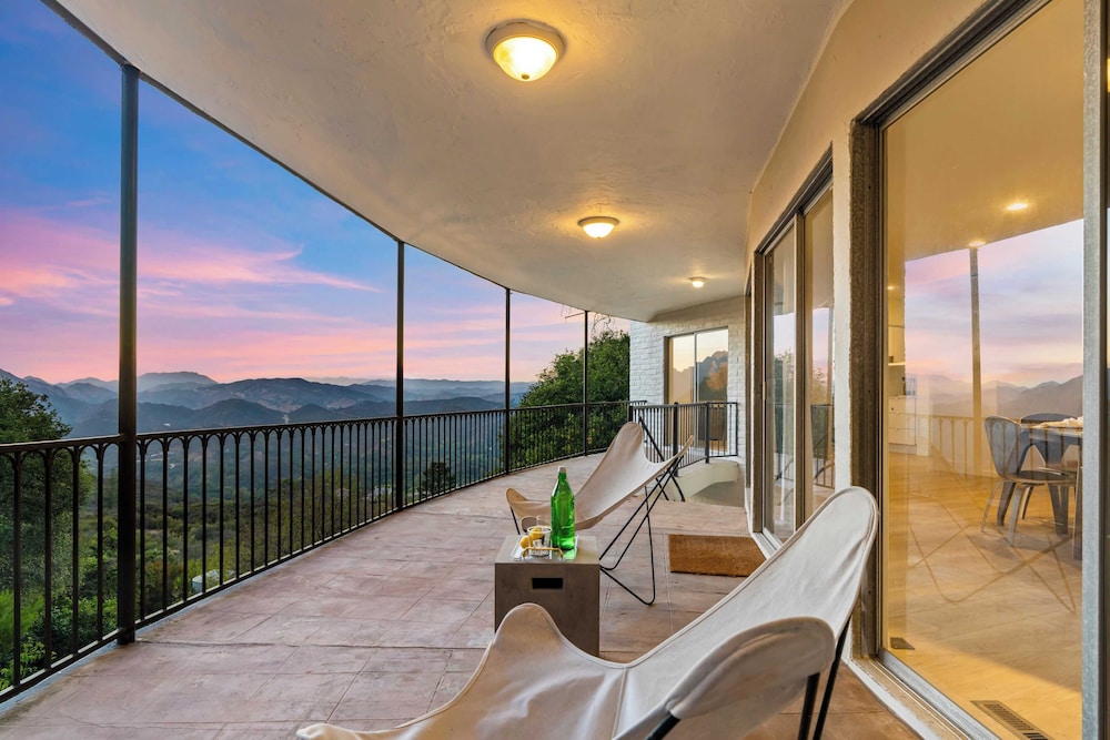 Sleeps 10, Luxe 2 Homes Malibu Hills Retreat Cielo Estate by Avantstay