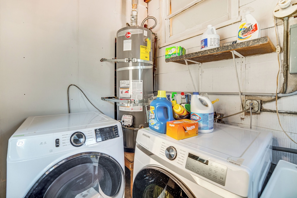 3 Mi to Airport: Pet-friendly Home in Ontario Home