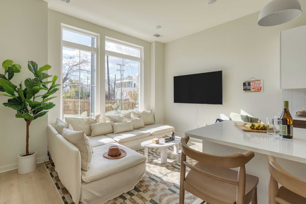 Sleeps 24! 3 Modern 4bdr Townhomes w/ Covered Patios Nashville Group Retreat