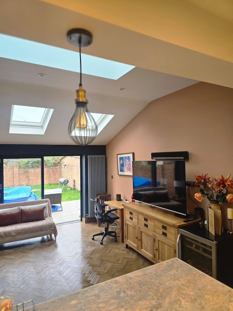 Spacious 4-bed House Close to LHR and London