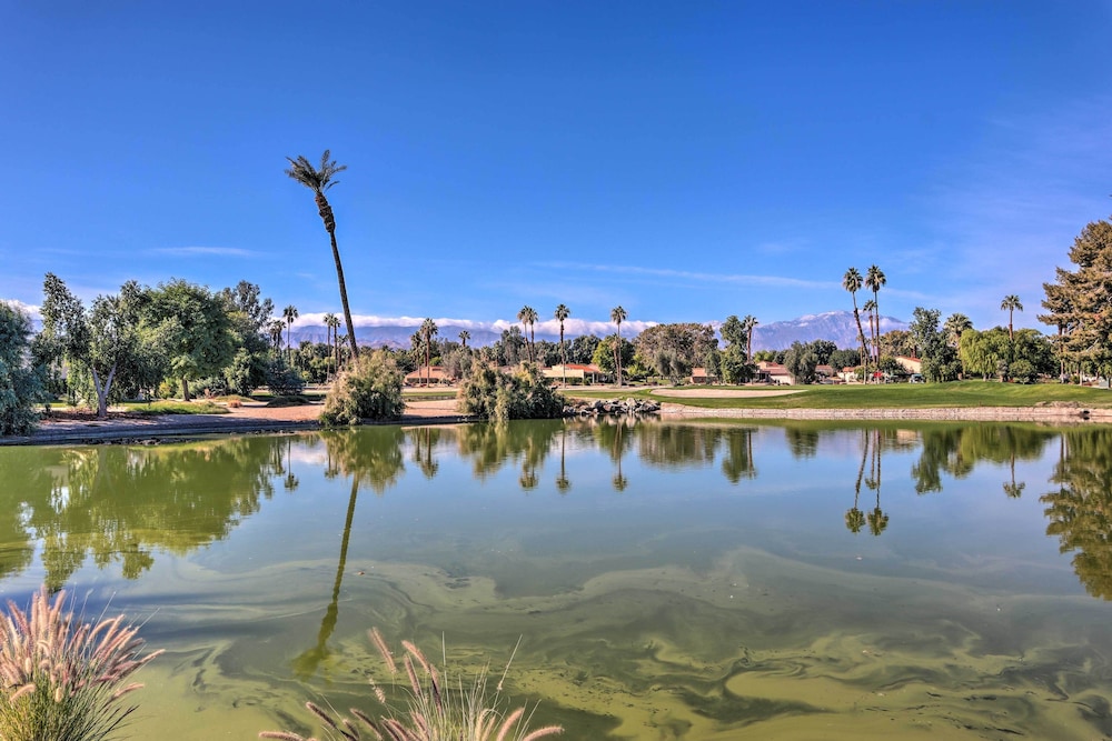 Pet-friendly Palm Desert Retreat: Golf Course View