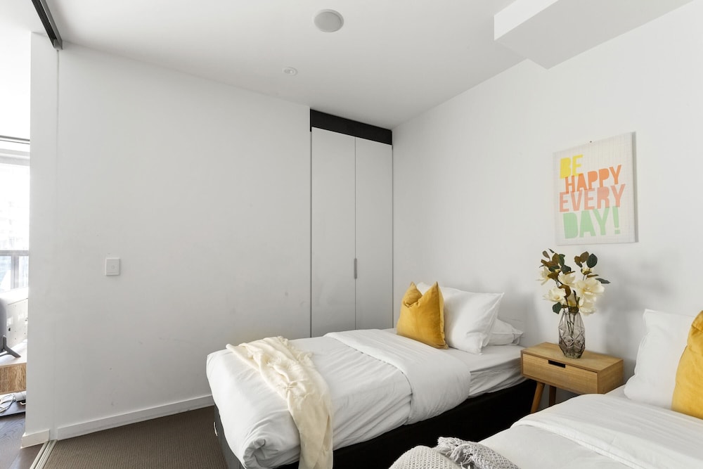 Pet-friendly 2BR Near Southern Cross, City Views