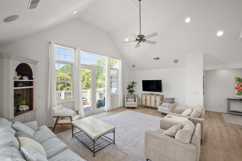 723 Seahorse Road - Newly Renovated, 5-bedroom Oceanside Home