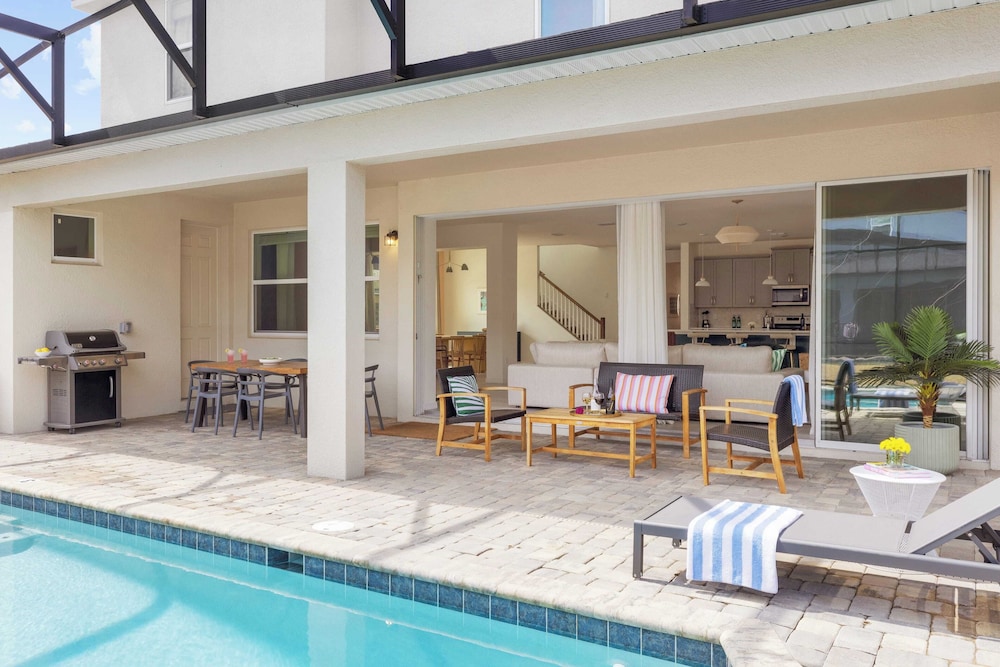 Sleeps 25! In Solara Resort, Near the Theme Parks Coconut Breeze by Avantstay