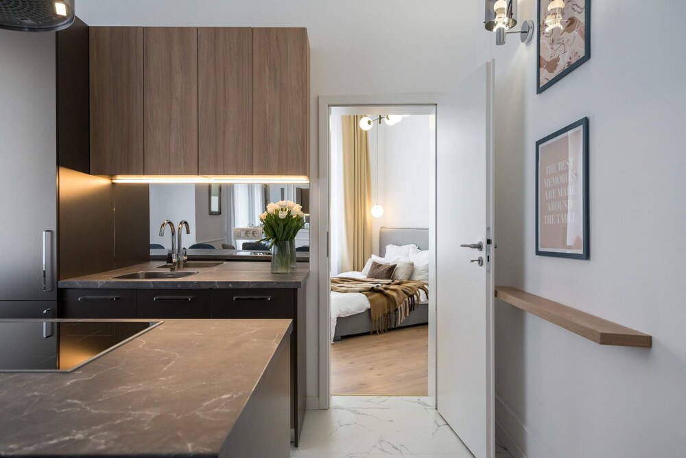 Elegant & Bright 2BR Condos - Steps from Old Town