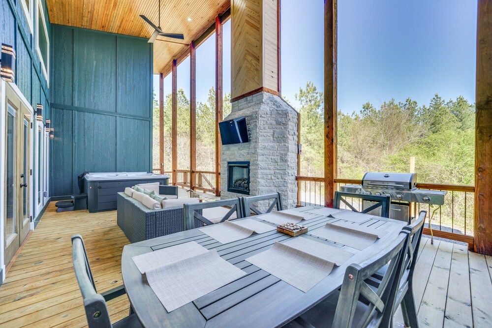 Broken Bow Cabin ~ 5 Mi to State Park w/ Hot Tub!