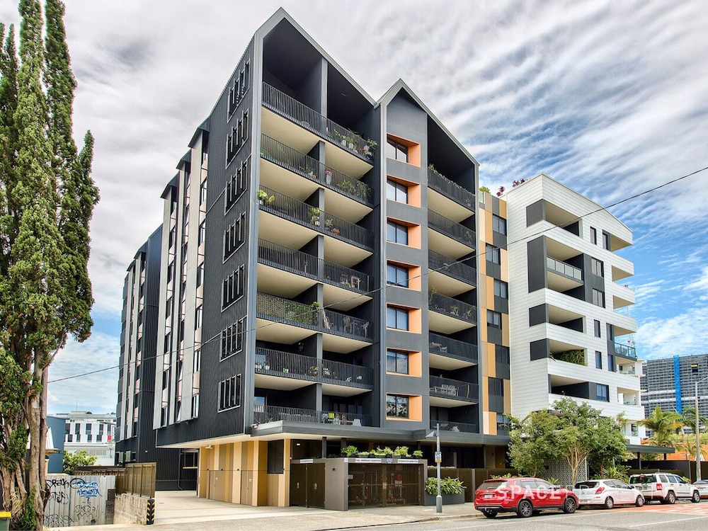 Spacious West End Apartment With Pool & BBQ Access