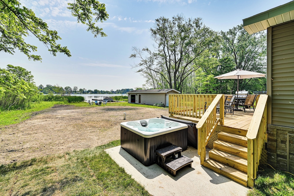 Deck, Dock & Hot Tub: Lakeside Retreat in Michigan