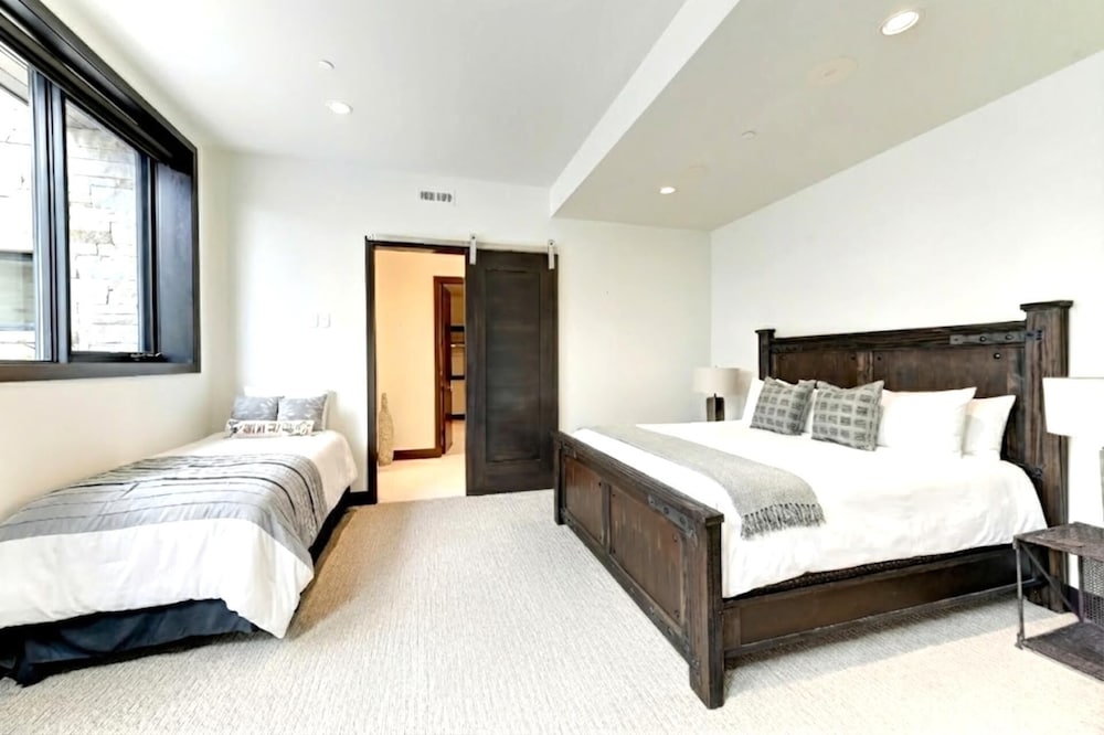 The Colony Walk To Slopes, Hot Tub, Parking KBM Resorts Walk to Slopes, Hot Tub, Parking 2 Homes, 9 Bedrooms Ml-2510
