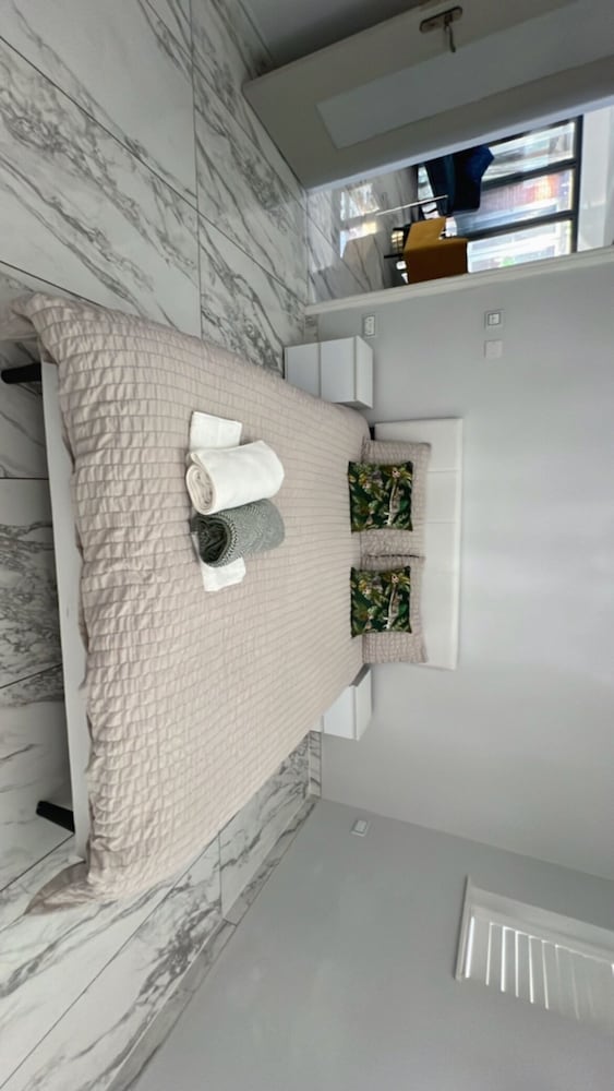 House - Sleeps 16, Parking, Pets Allowed & Jacuzzi