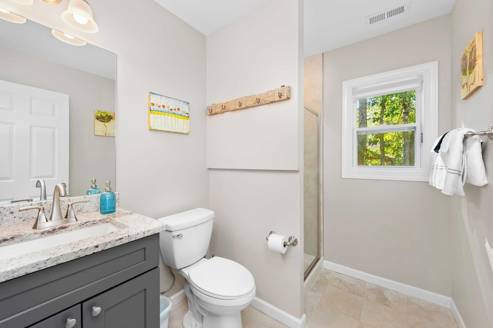 Sleeps 20, Entire Duplex Patio + Fire Pit 6 Minutes to Downtown Asheville