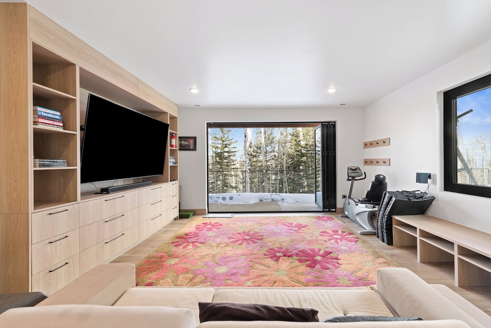 Modern Ski-in/out Home in Brian Head w/ Deck