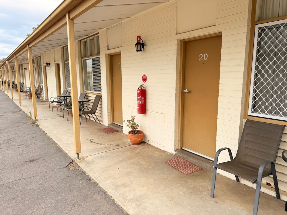 Golden Hills Motel