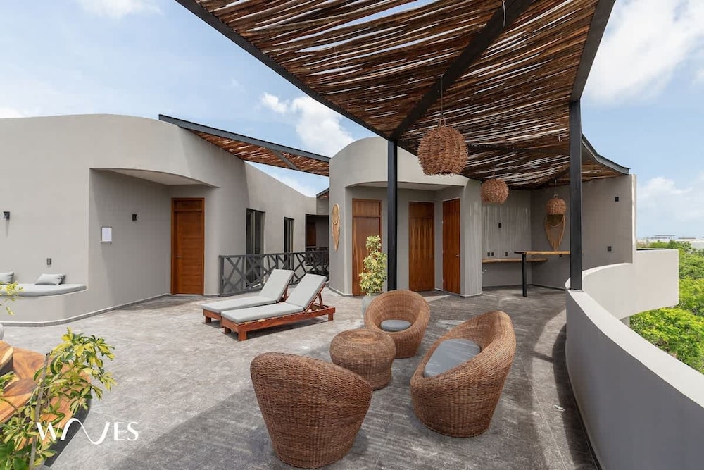 Luminous 2 BR With Roof Pool Close to Hotel Zone by Waves Management