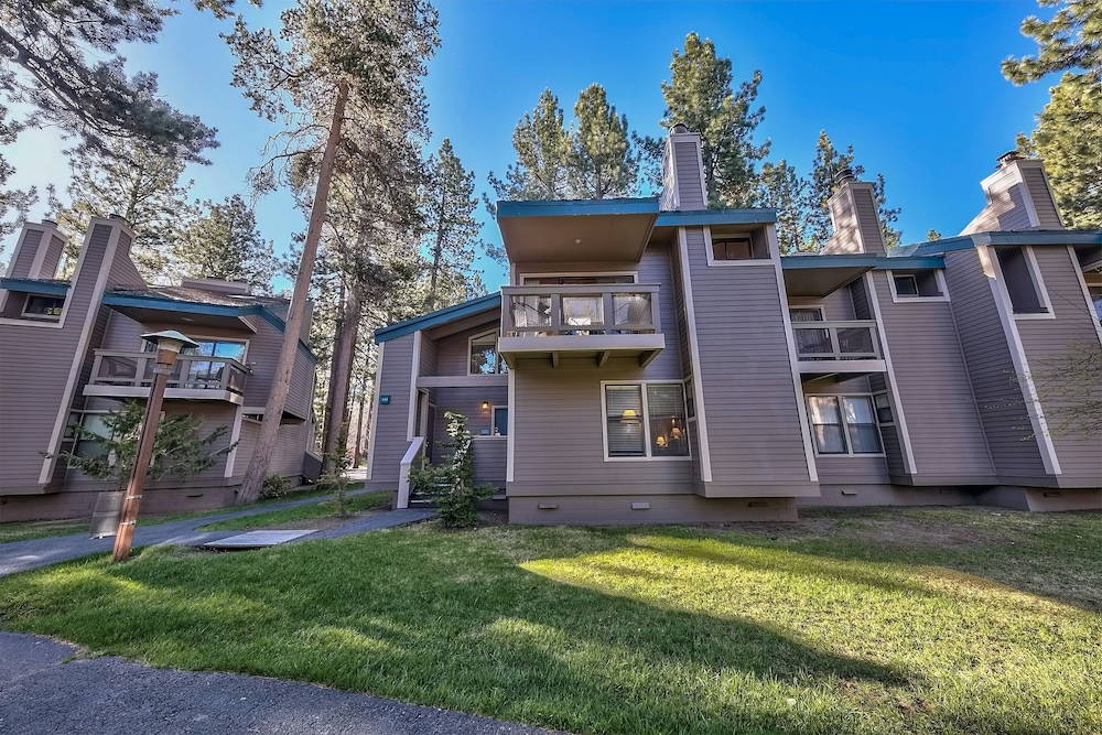 Lake-side Tahoe W/private Beach, Pool & Next To Heavenly! 2 Bedroom Townhouse by RedAwning in South Lake Tahoe, US