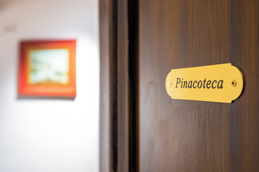 La Pinacoteca Aparthotel by NapoliApartments