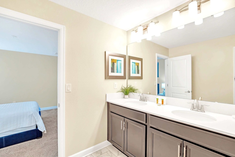 Upstay: Spacious Championsgate Home w Pool & Games