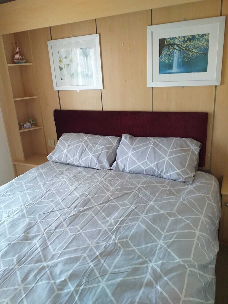 Captivating 2-bed 6 Berth Caravan in Ingoldmells view 5