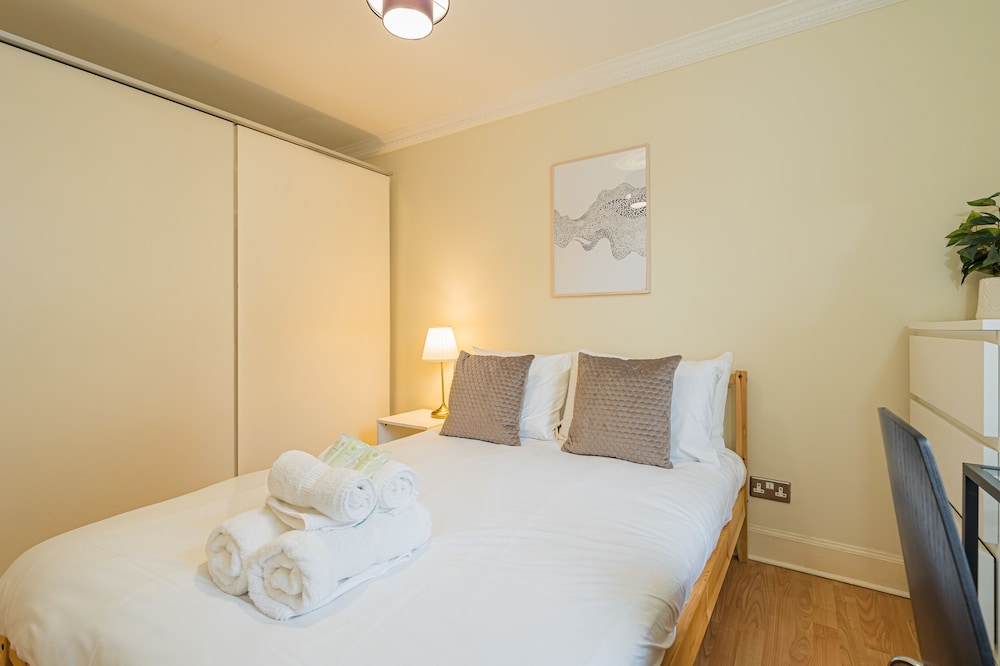 2 Bed Grassmarket Apartment view 2