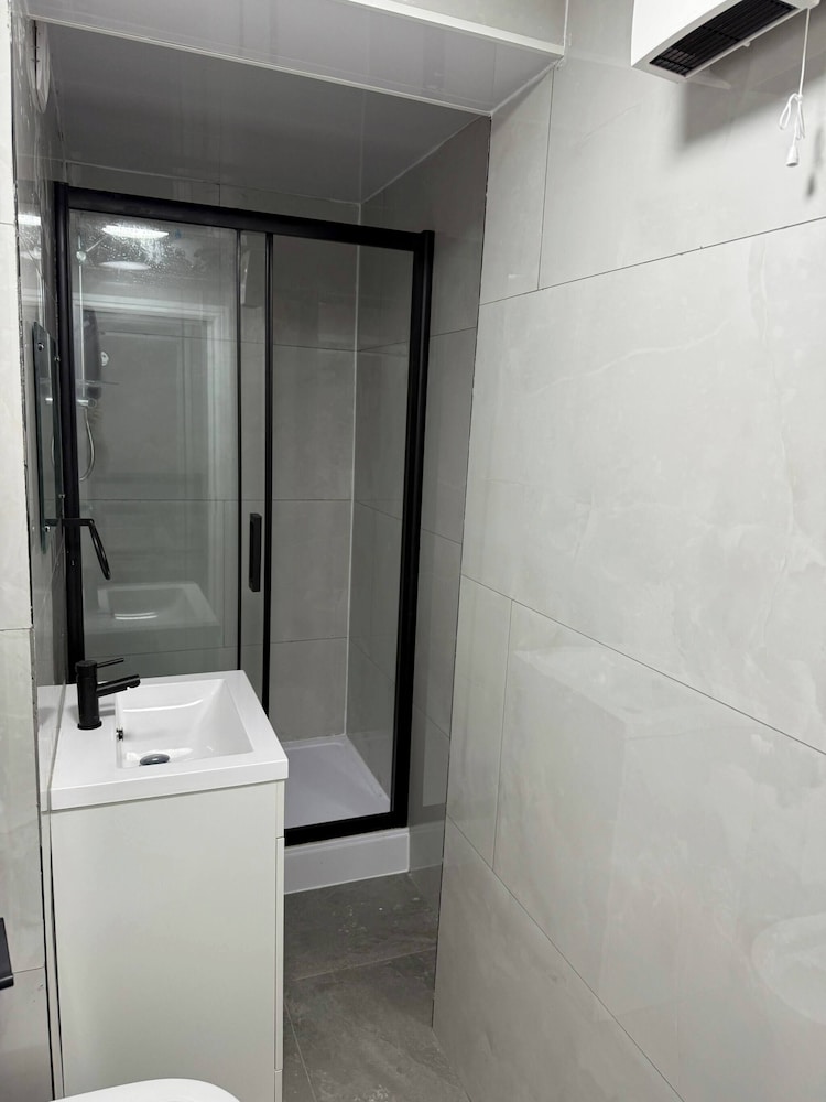Peaceful Luton Apartment Close to Airport & Amenities