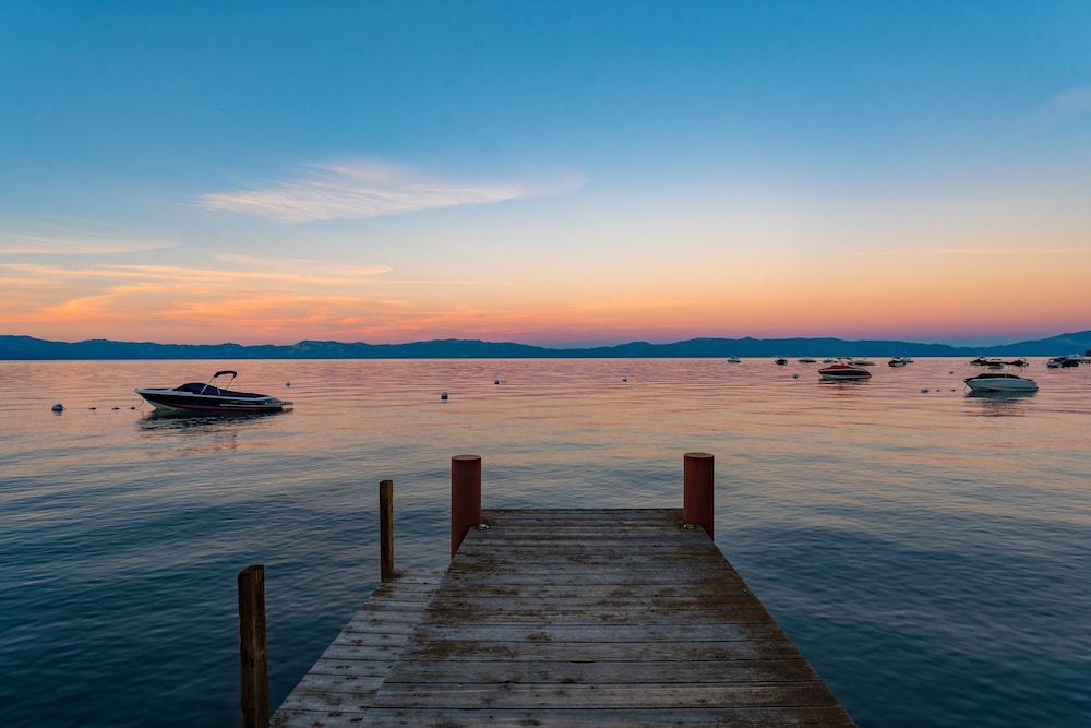 Lakefront Haven by Avantstay Minutes to Ski Resorts Private Dock Boat