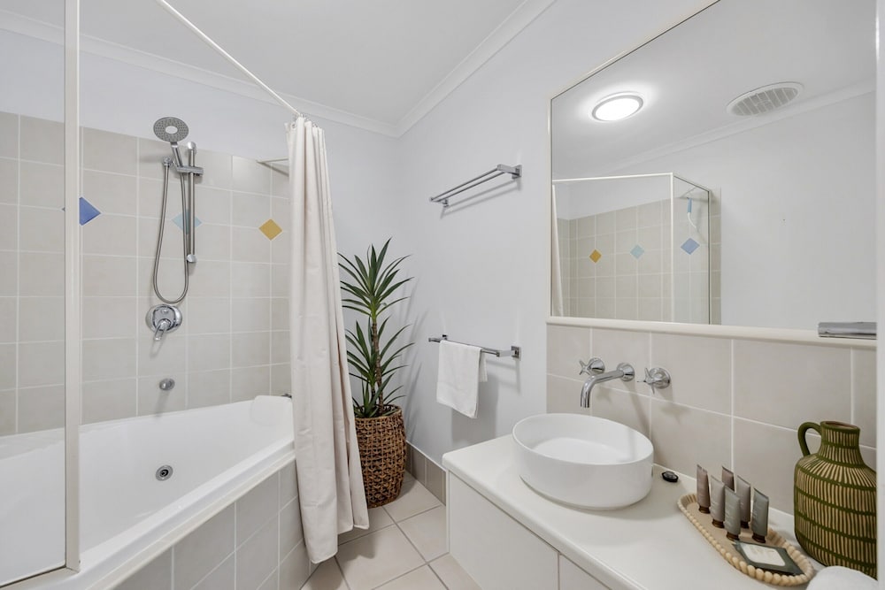 3-bed Haven With Balcony and Bbq, 5-min to Beach