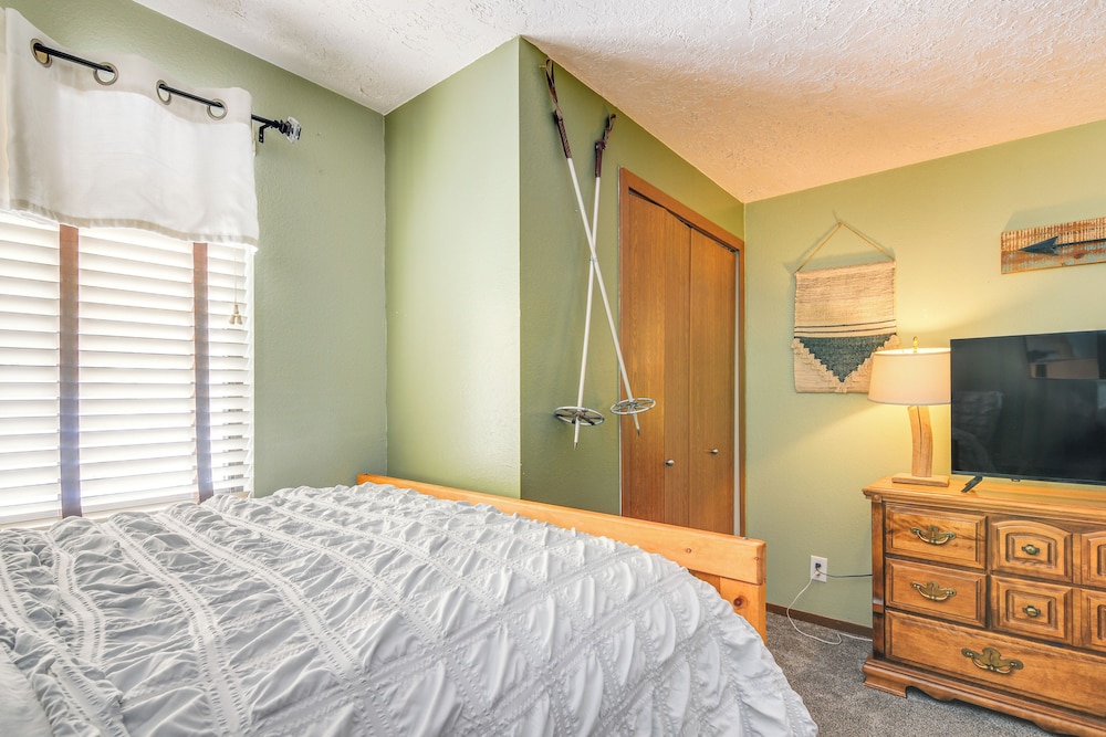Walk to Brian Head Resort: Condo w/ Pool Access!