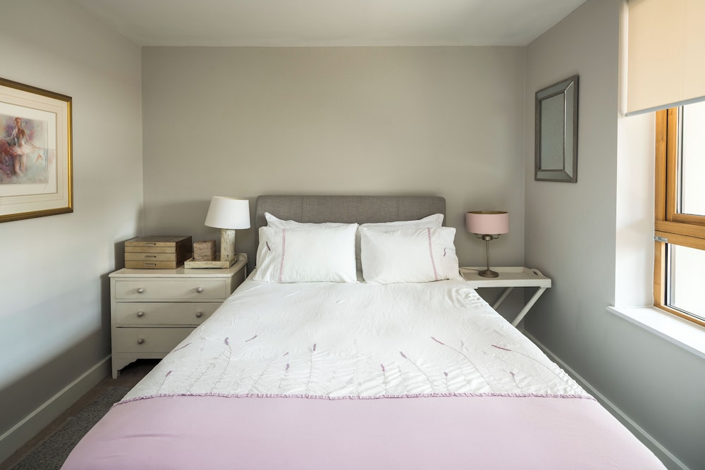 Shiny & Comfy stay with Underground links nearby!