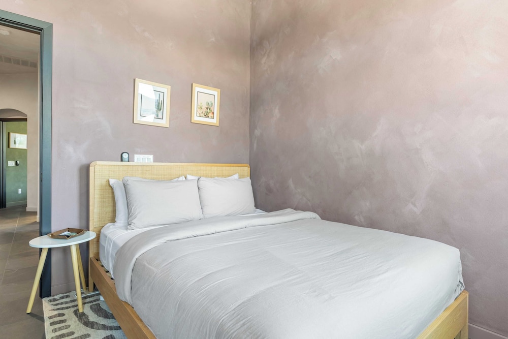 Designer Desert Oasis w/ Pool, Hot Tub, Outdoor Lounge The Riley by Avantstay