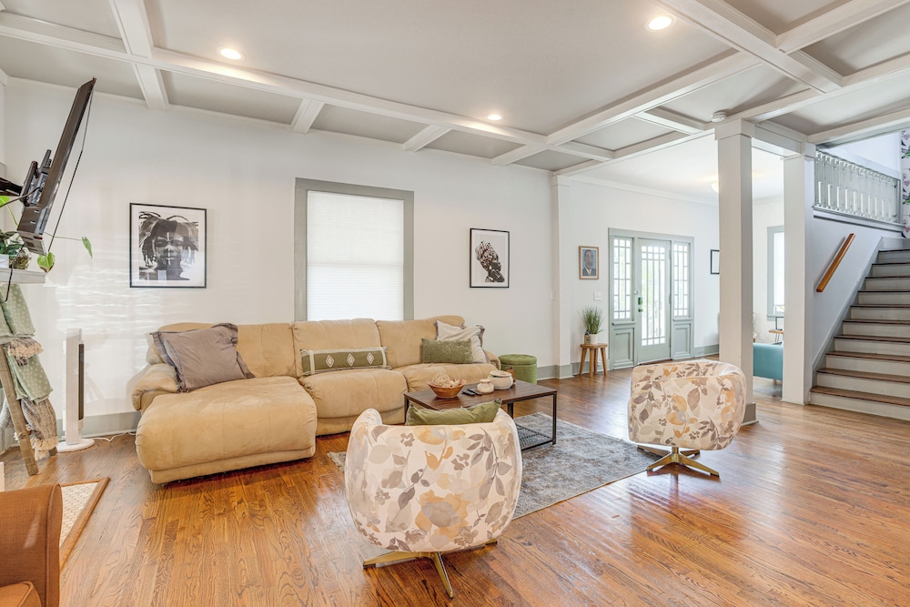 2 Mi to Dtwn: Stylish Urban Retreat in Birmingham