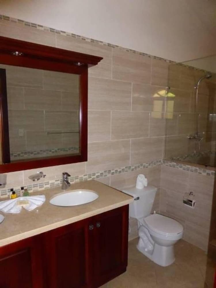 Touch of Elegance! 6 Bedroom Near the Beach