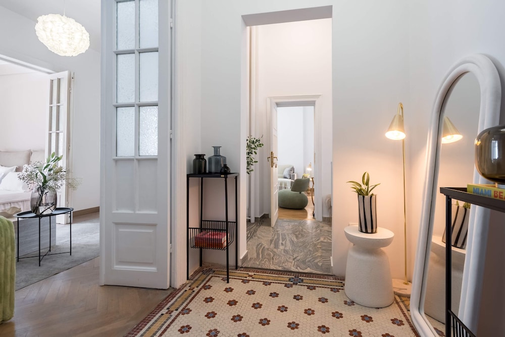 Calea 3BR Victoriei Stunner - Two Living Rooms - Balconies on the Avenue