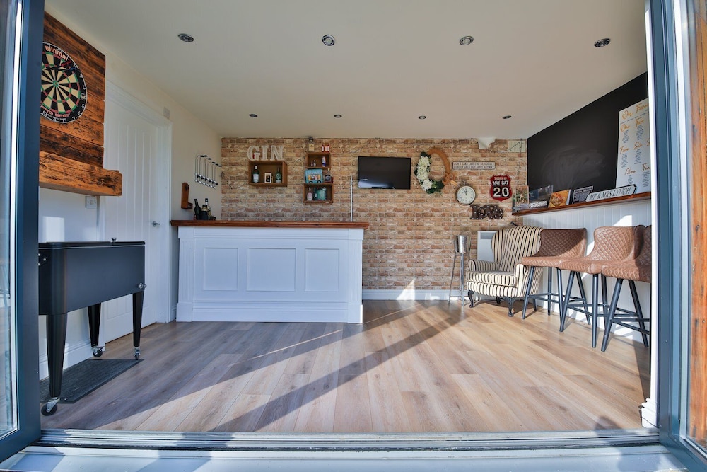 Modern 5-bed Retreat With Parking