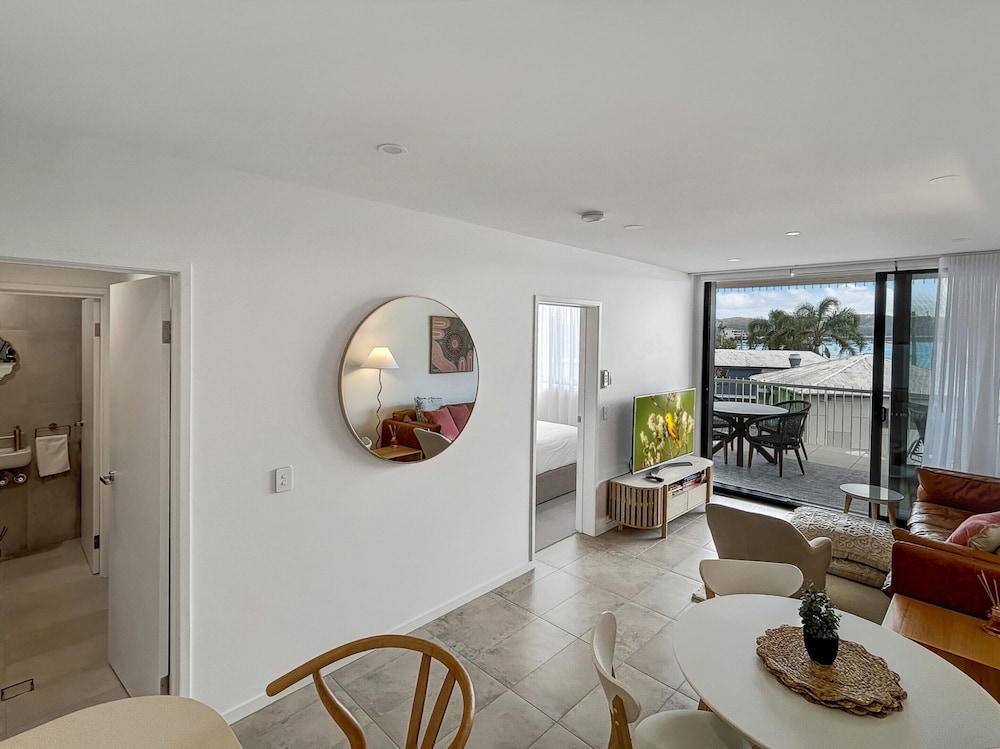Joy at Ohana: Balcony & Pool Overlooking the Bay