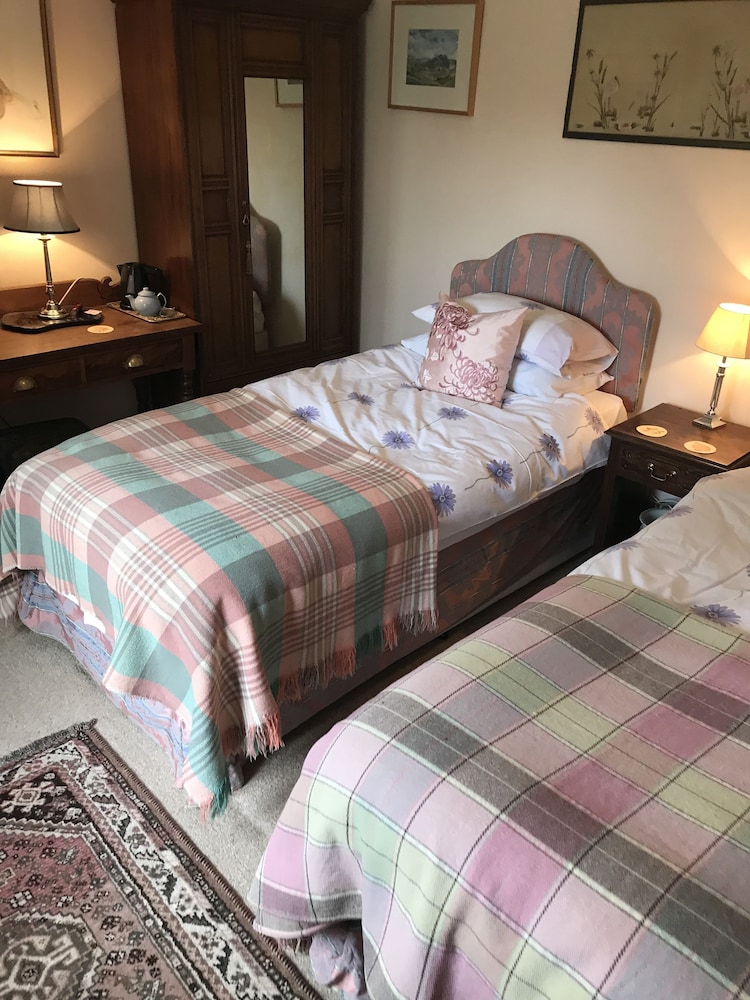 Lower Buckton Country House - Sleeps 12