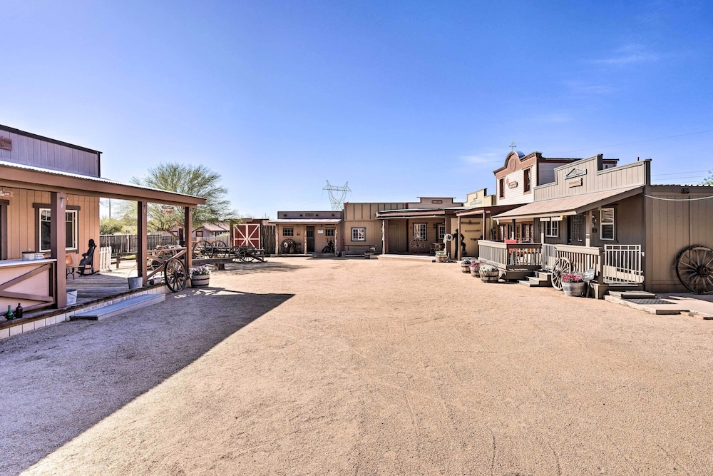 Western-style Phoenix Home: 15 Mi to Lake Pleasant view 4