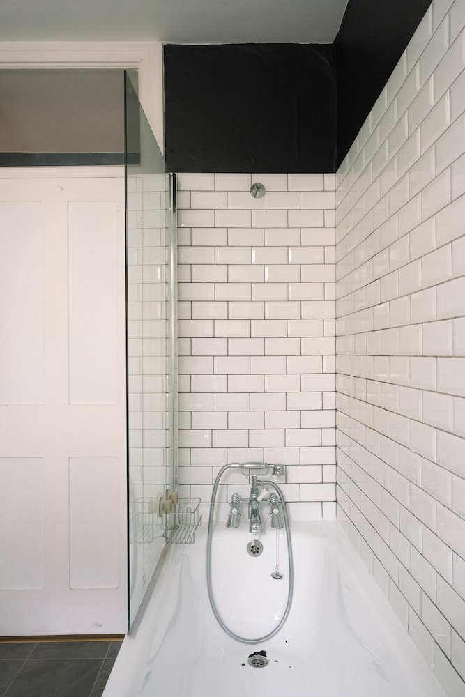 Bright Stockwell Apartment
