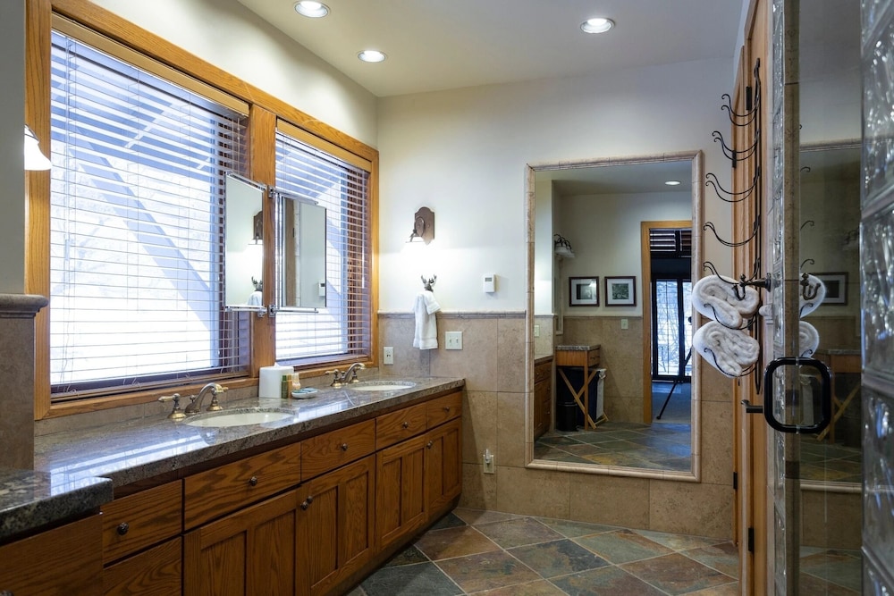 Pinnacle at Deer Valley Resort - Four Bedroom Condo with Hot Tub #1065 4 Condo