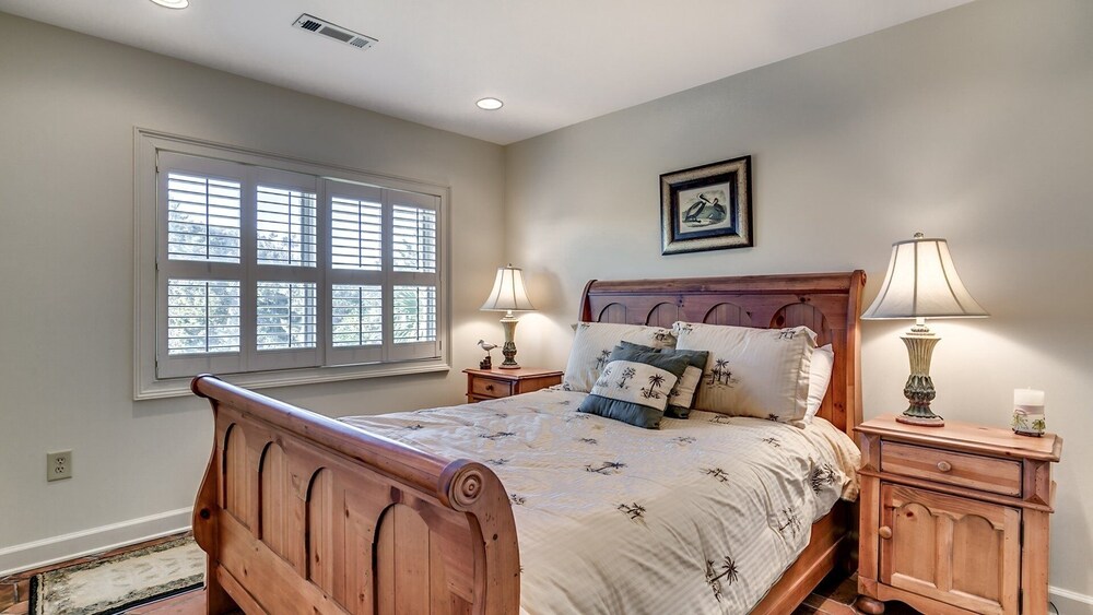 Pawleys Island Vacations - Sea Breeze - Great Oceanfront Views And Close To The Beach Club 3 Bedroom Villa by RedAwning - Property Image 3