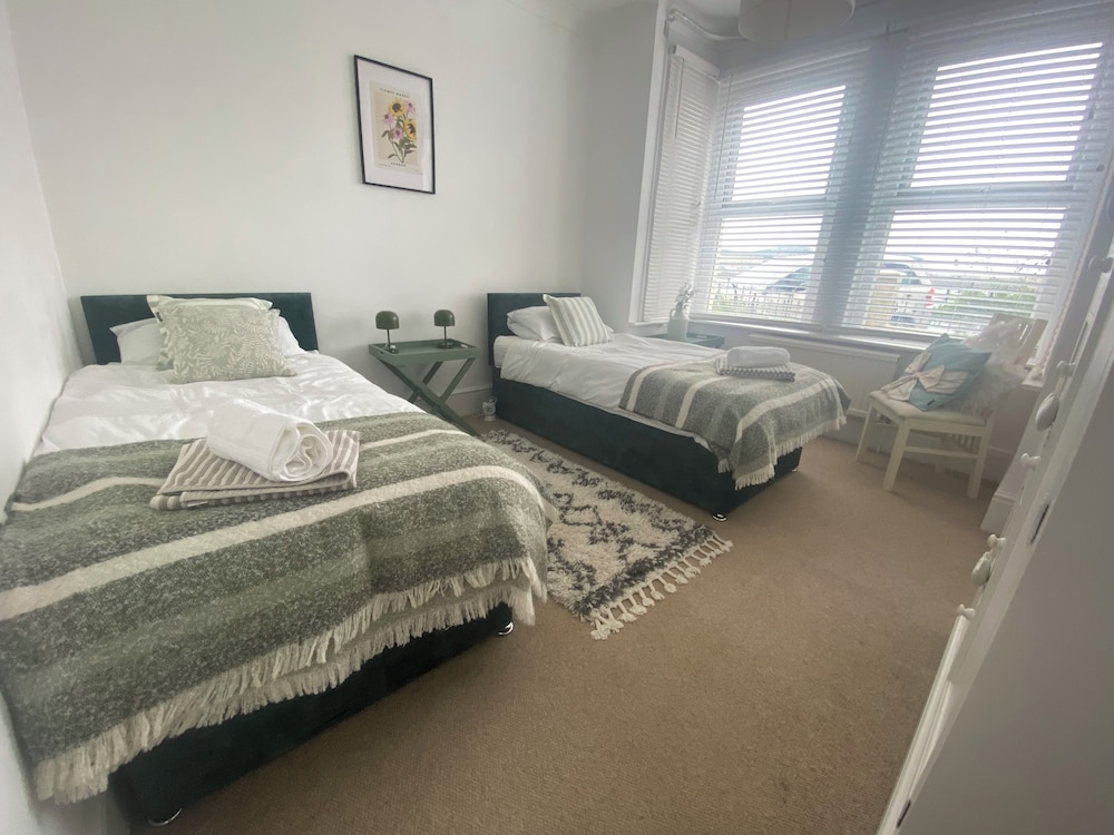 Seaview 2 Bedroom House Sleeps 5 -pets Ok -wifi view 5