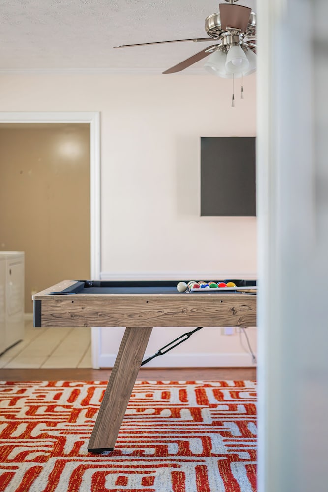 Serene Modern Getaway with Pool&games