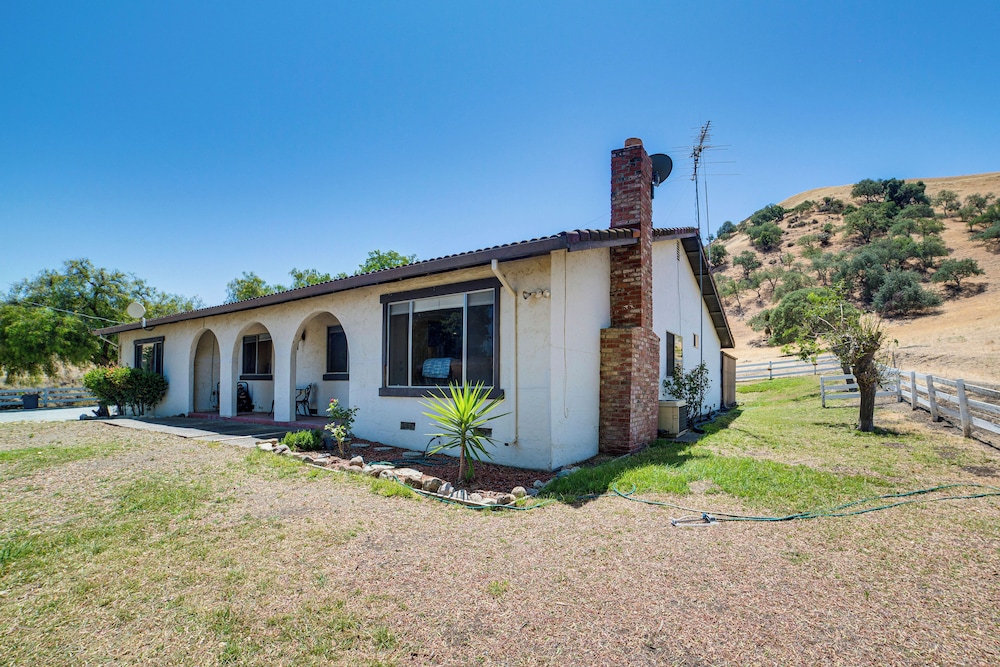 Fenced Yard & Outdoor Bar: Hillside Paicines Home!