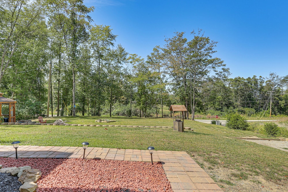 Charming Couples Cabin on 40 Acres in Zanesville