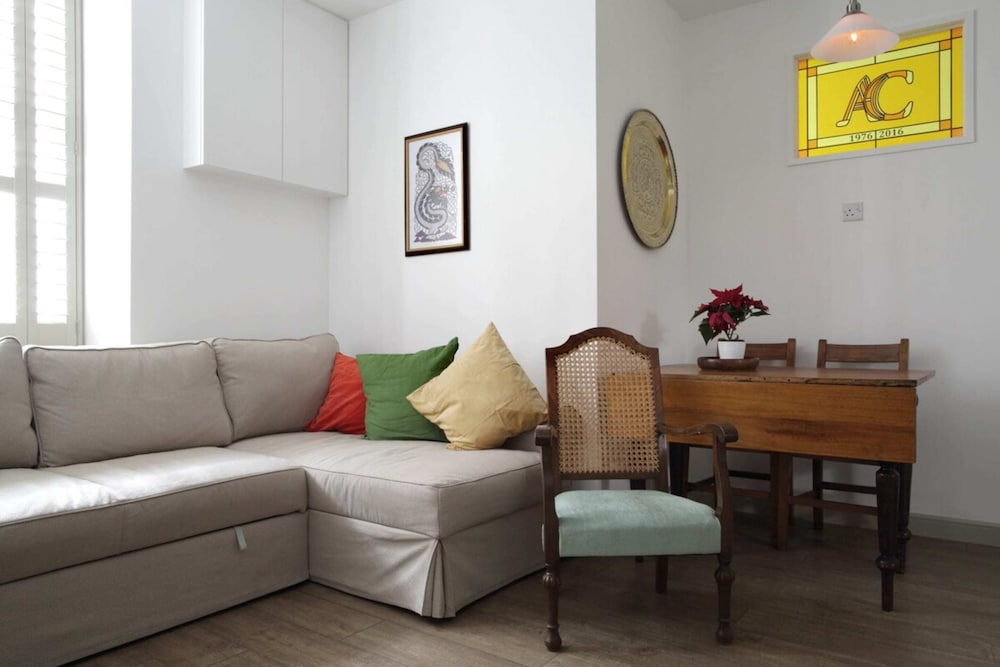Quiet Ground Floor Mews Flat and Parking