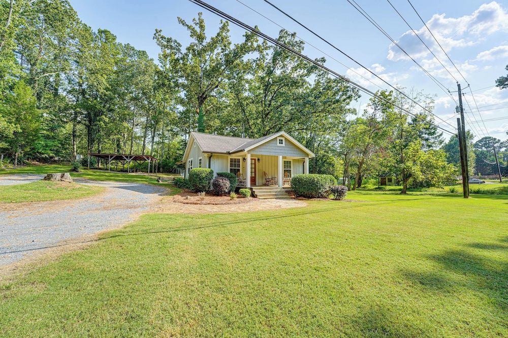 Peaceful Home w/ Porch & Yard, 5 Mi to Rome!
