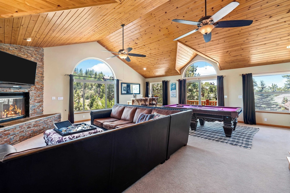 Sleeps 27 2 Homes Near the Lake, Hot Tub + Views Castle Glen Estates