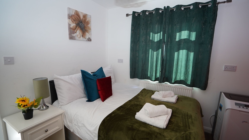 Spacious 3BR House Sleeps 6 view 3